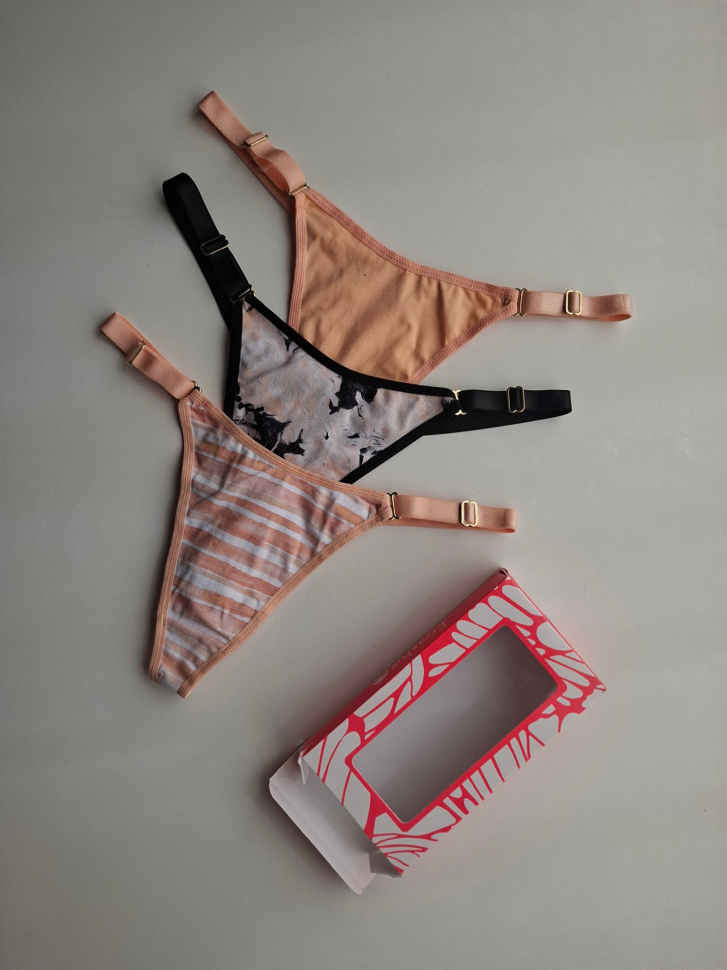 Art. 5004 PACK X 3 DE TANGA CAVADA DE ALGODÓN LYCRA ESTAMPADO DURAZNO BRETEL ANCHO
