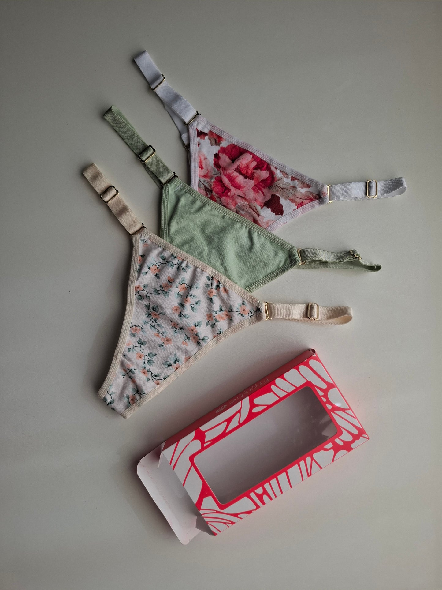 Art. 5001 PACK X 3 DE TANGA CAVADA DE ALGODÓN LYCRA ESTAMPADO VINTAGE