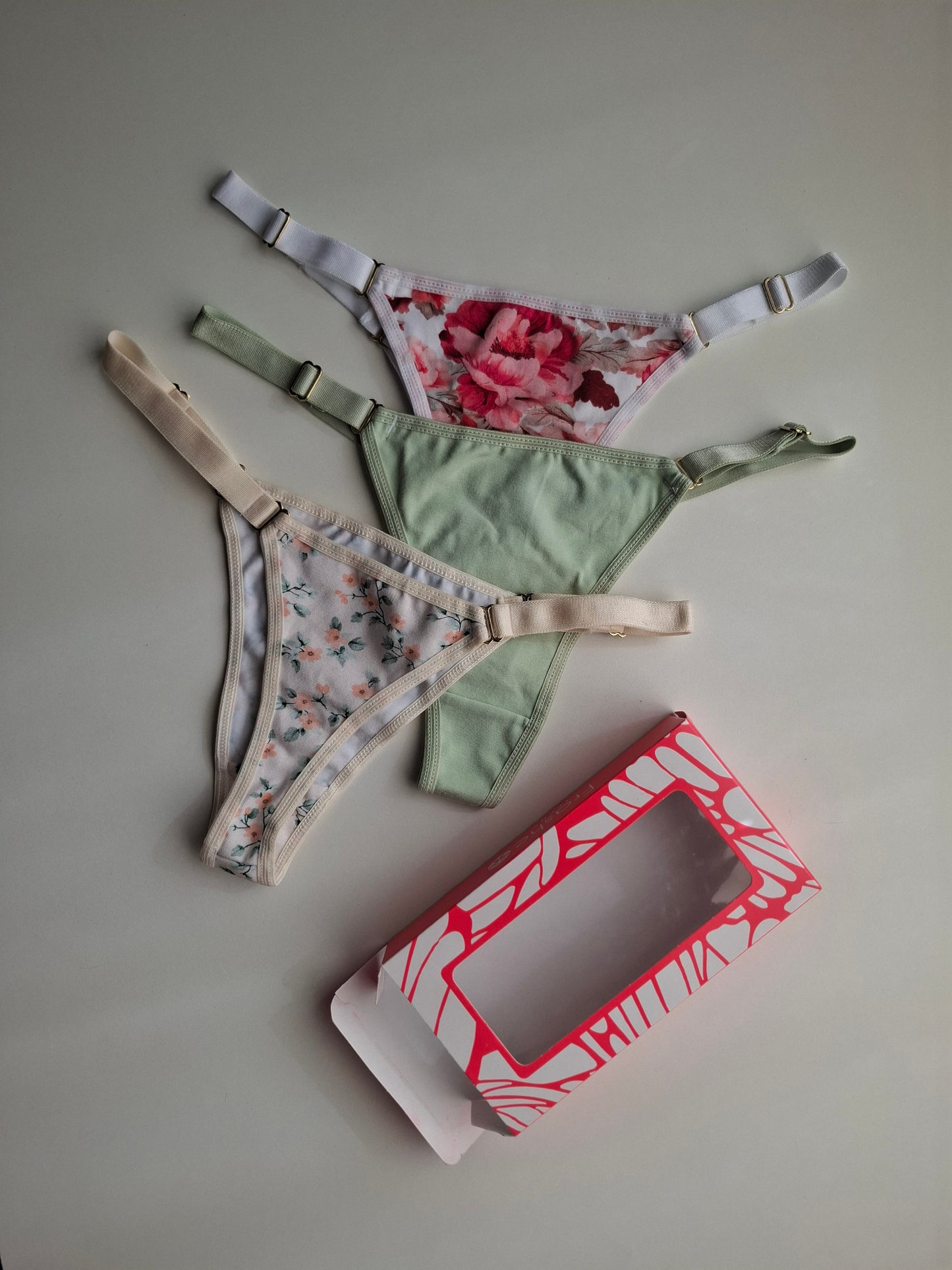 Art. 5001 PACK X 3 DE TANGA CAVADA DE ALGODÓN LYCRA ESTAMPADO VINTAGE