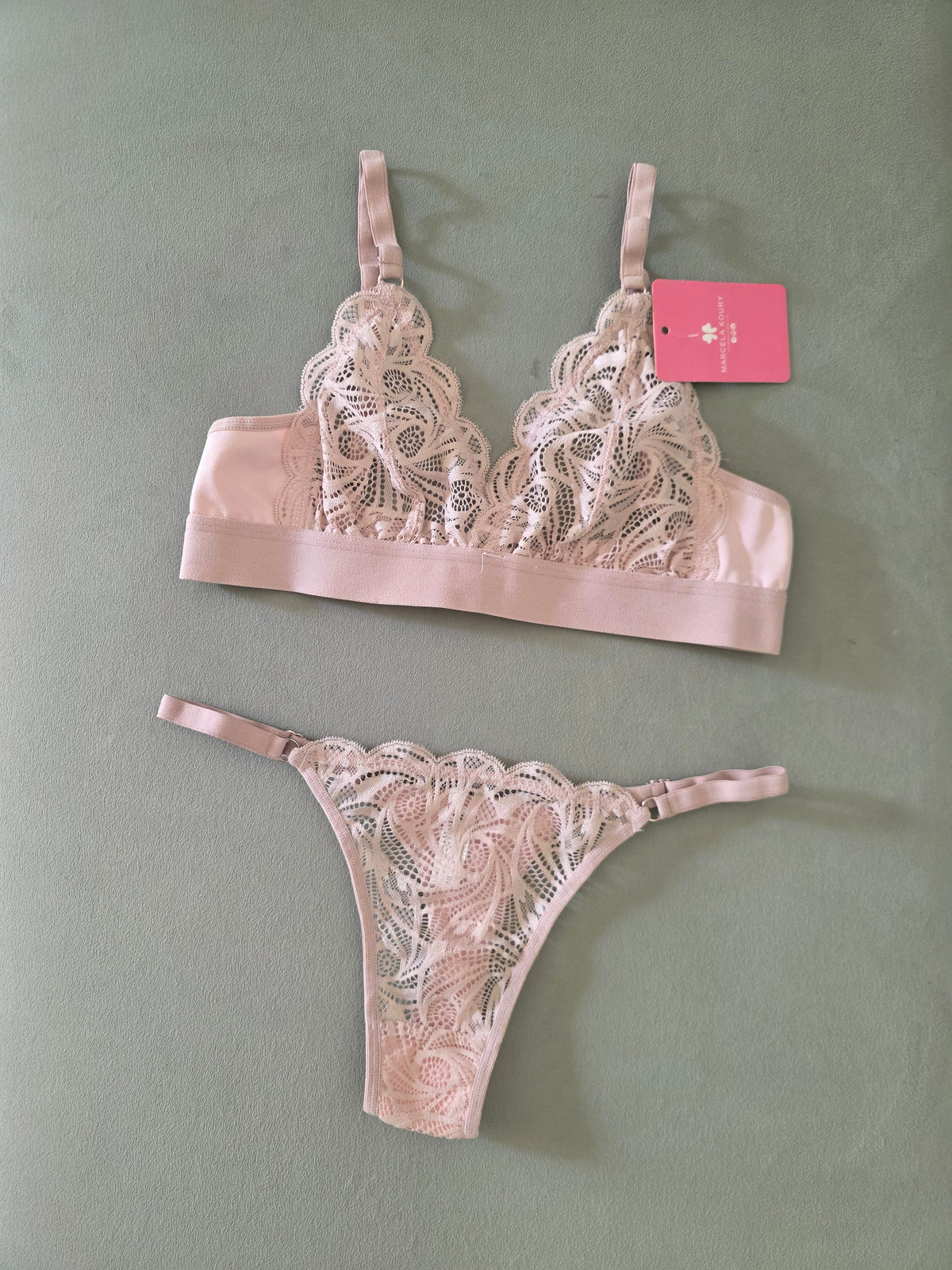 Art.5676 Conjunto Bralette de puntilla y Tanga Less