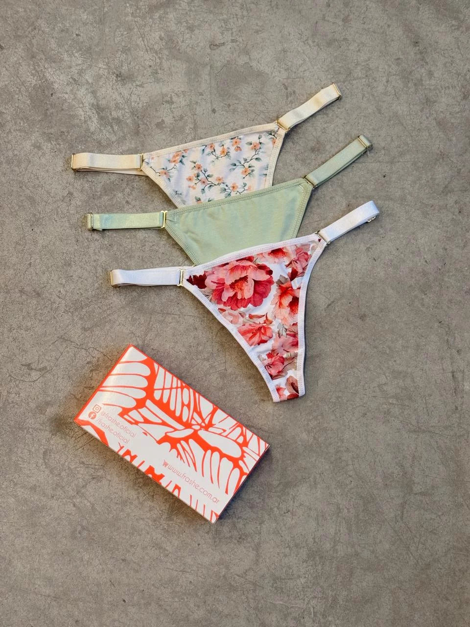 Art. 5001 PACK X 3 DE TANGA CAVADA DE ALGODÓN LYCRA ESTAMPADO VINTAGE